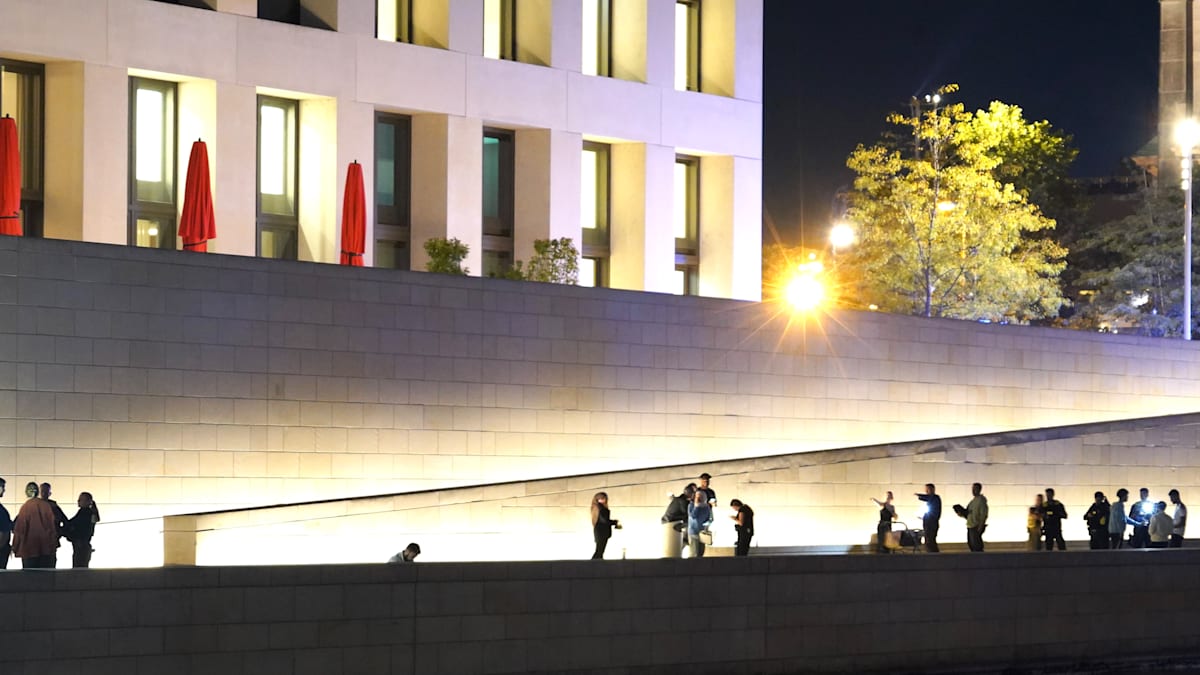 Berlin: Tödlicher Messerangriff am Humboldt Forum – Polizei verhaftet acht Männer