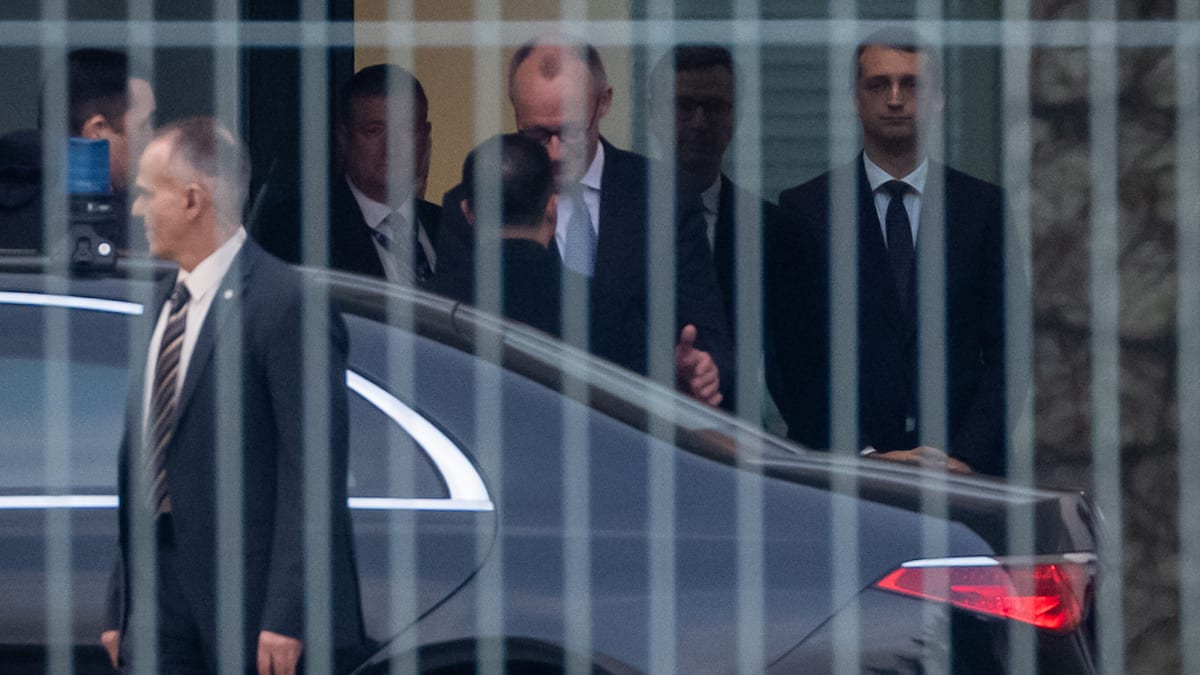 Ukraine-Krieg: ++ Selenskyj bespricht sich im Kanzleramt mit US-Delegation – zunächst ohne Merz ++ Liveticker