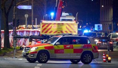 Gießen: Mann fährt Auto in Bushaltestelle – Polizei meldet vier Verletzte