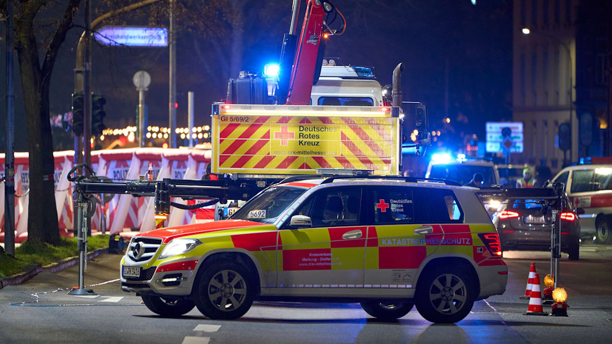 Gießen: Mann fährt Auto in Bushaltestelle – Polizei meldet vier Verletzte