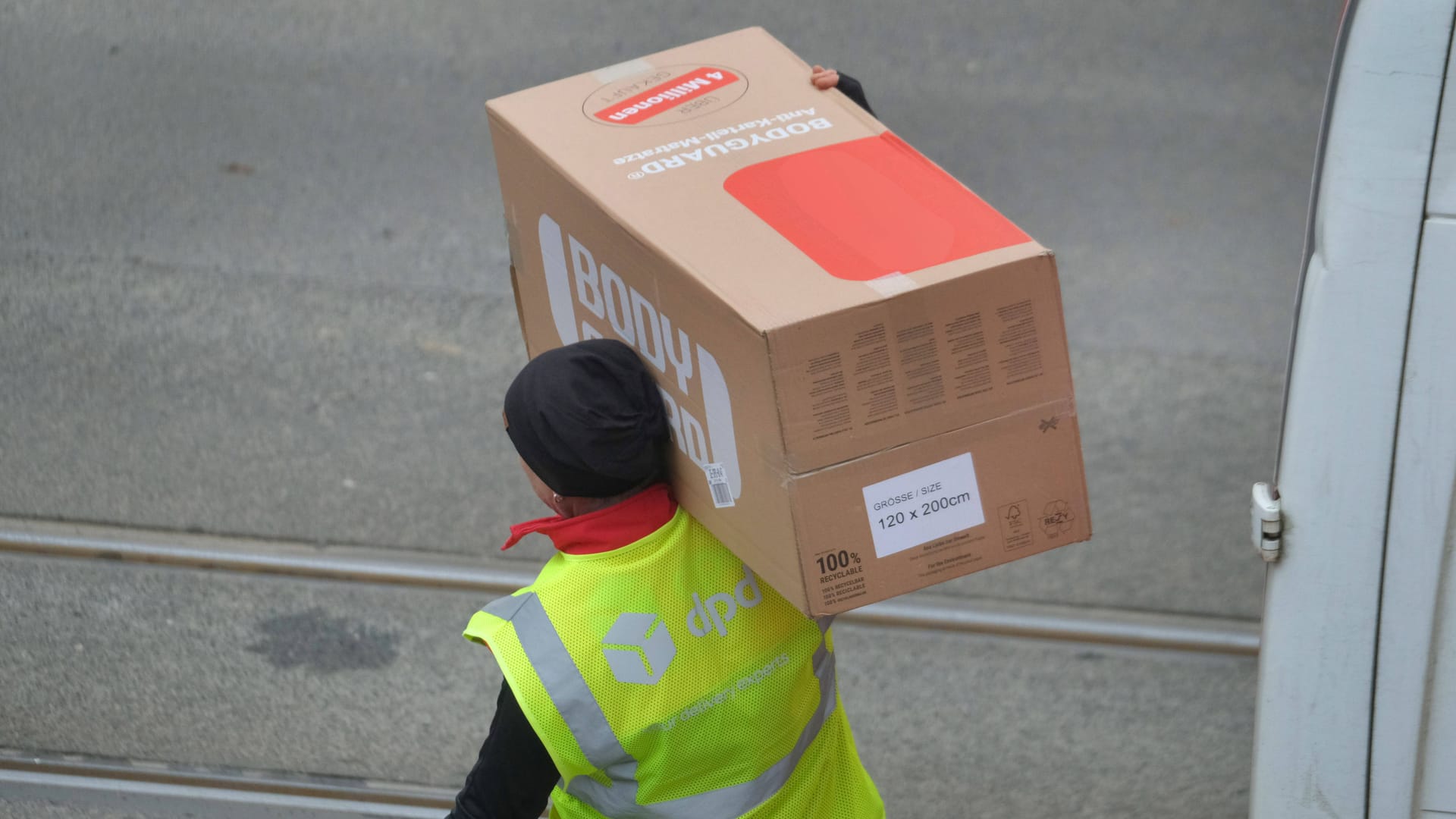DPD-Paketfahrer bei der Auslieferung (Archivfoto): In der Städteregion ist für die Boten in diesen Tagen viel zu tun.