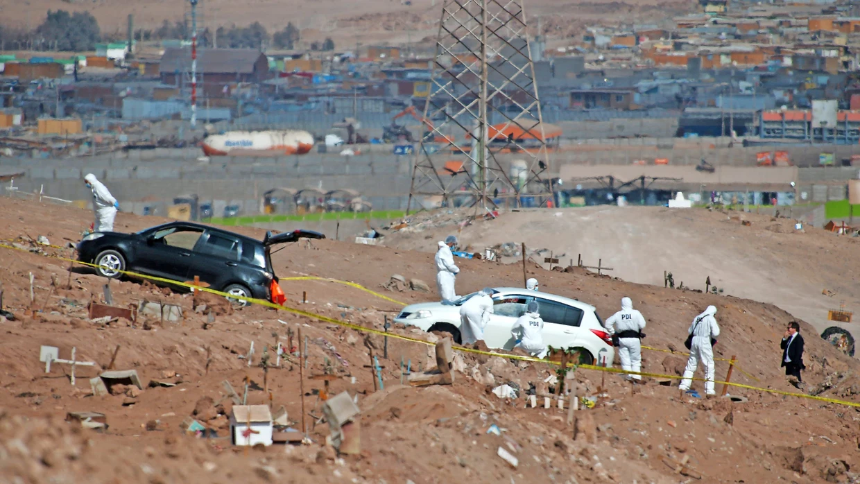 Drei an Füßen und Händen gefesselte Menschen werden im April 2024 in zwei Autos auf dem Tierfriedhof von Alto Hospicio, einer Vorstadt von Iquique im Norden Chiles, tot aufgefunden.