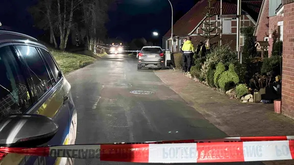 Ein Polizeiband sperrt den Bereich rund um den Tatort in einer Wohnstraße ab. | JOTO Ein Polizeiband sperrt den Bereich rund um den Tatort in einer Wohnstraße ab.