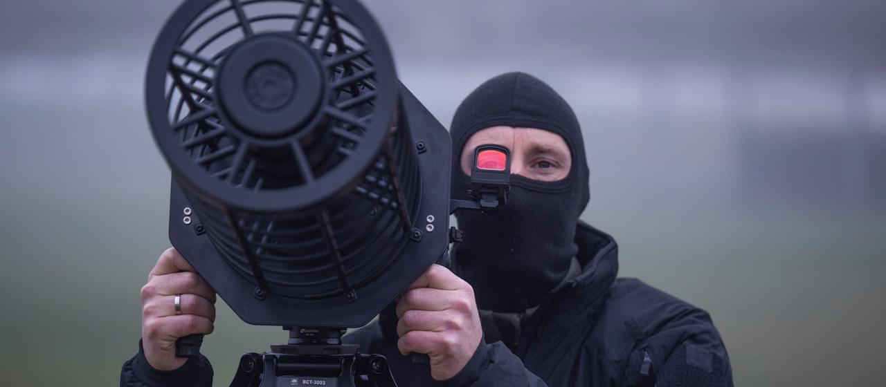 Beamte des Spezialeinsatzkommandos der Polizei simulieren die Bekämpfung einer Drohne.