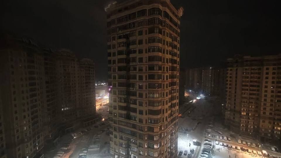 Dunkelheit in Moskau: Dieses Foto soll die Folgen eines ukrainischen Drohnenangriffs zeigen.