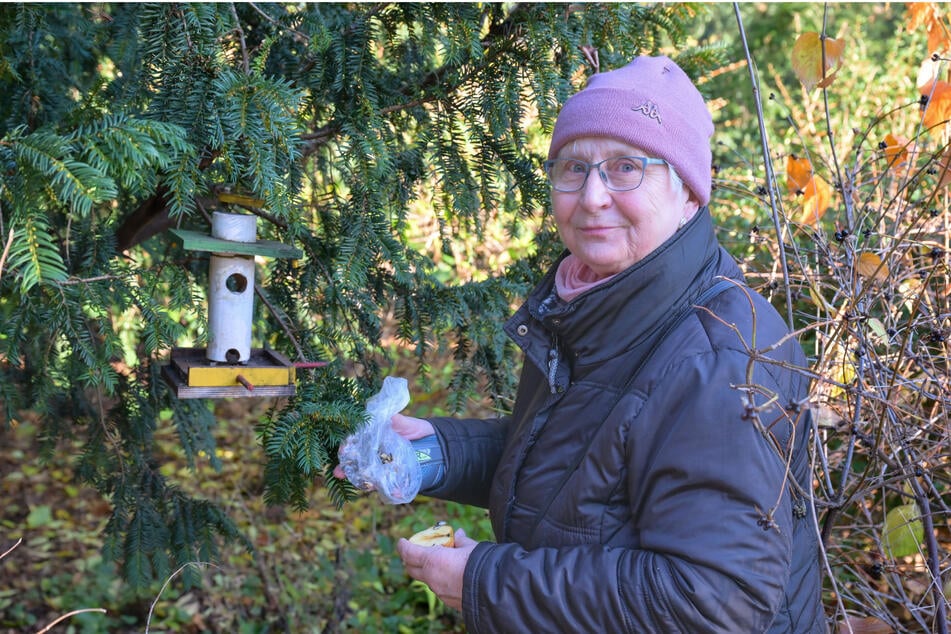 Ursula Grätz (75) liebt Vögel, kommt mehrmals wöchentlich zum Füttern in den Großen Garten.