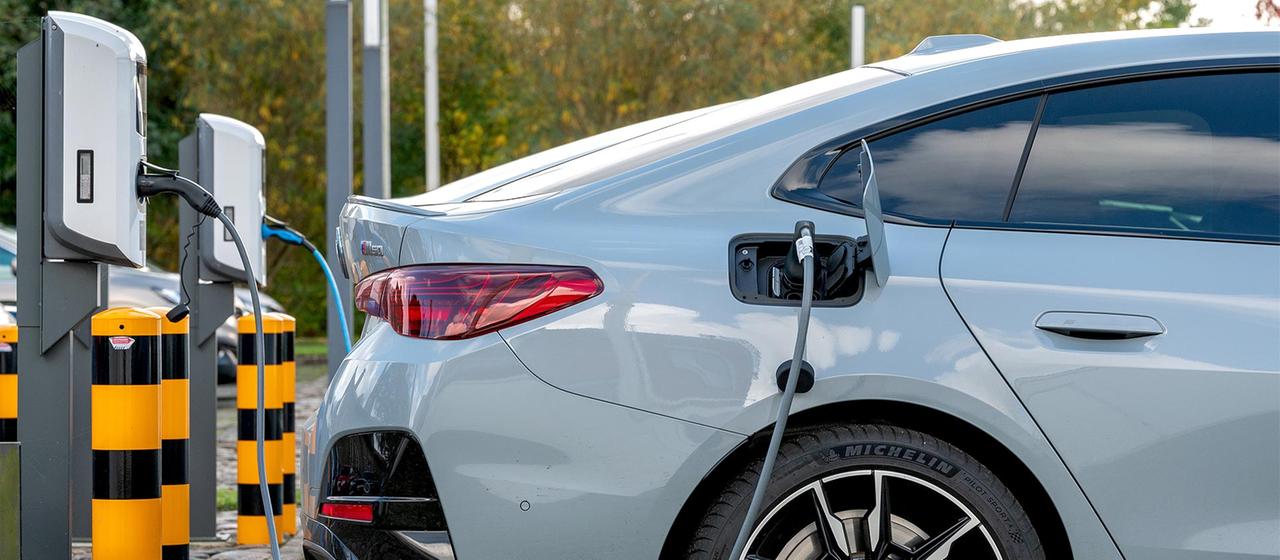 Ein E-Auto an der Ladesäule. | picture alliance / SULUPRESS.DE Ein E-Auto an der Ladesäule.