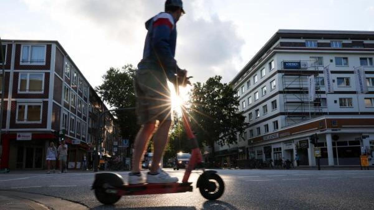 Polizei in Augsburg ermittelt nach Diebstahl von E-Scooter „Streetbooster“