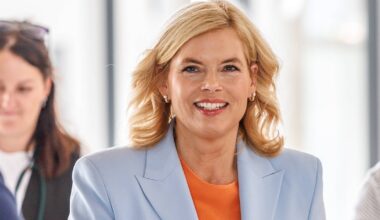 Bilder vom Weihnachtsmarkt: So strahlend haben wir Julia Klöckner nur selten gesehen