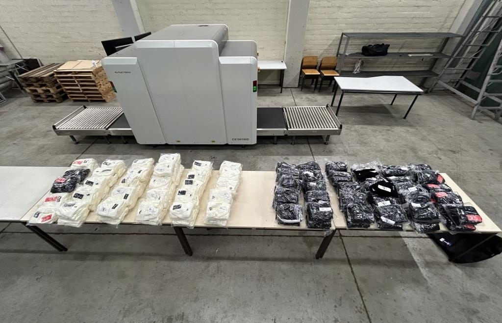 Augsburger Zoll stoppt Reisebus aus der Türkei und findet 600 gefälschte Markenmützen