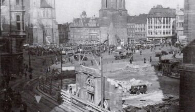 Um 1950 stand das historische Barockportal des Alten Rathauses noch - es war fast unbeschadet. Bomben hatten 1945, gegen Ende des Zweiten Weltkriegs, die Alte Ratswaage und das Alte Rathaus teilweise zerstört. Seit vielen Jahren setzt sich ein Förderverein für den Wiederaufbau des Portals und des Rathauses ein.