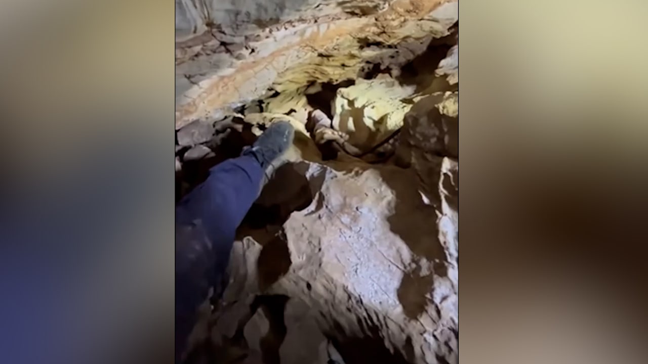 4 Tage ohne Wasser und Essen: Mönch hängt kopfüber in Felsspalte fest | News