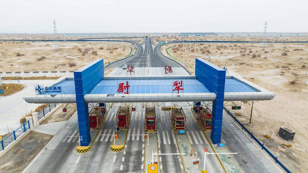 Schnellstraßen, Brücken und Tunnel sind in China meist mautpflichtig, so auch die Autibahn Urumqi–Yuli