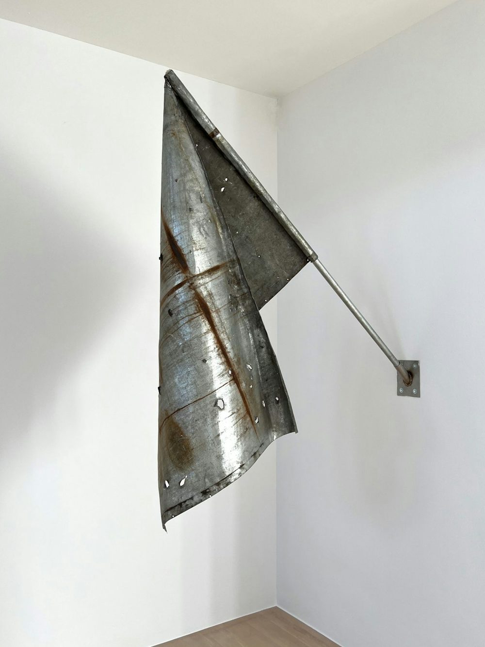 Nikita Kadans „Gazelka II, 2015“: Der Künstler aus der Ukraine hat aus den Überresten eines zerstörten Kleintransporters eine Flagge gefertigt.