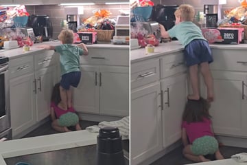 Als Mutter sieht, was Zwillinge in der Küche anstellen, zückt sie sofort ihr Handy