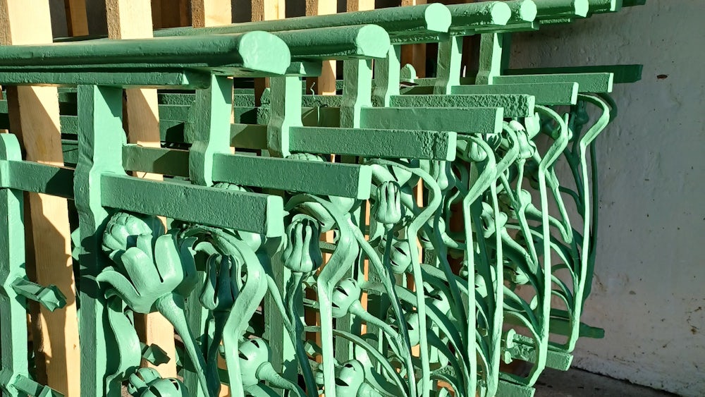Auch das Geländer wurde erneuert. Das Grün soll im Lauf der Jahre etwas aufhellen.