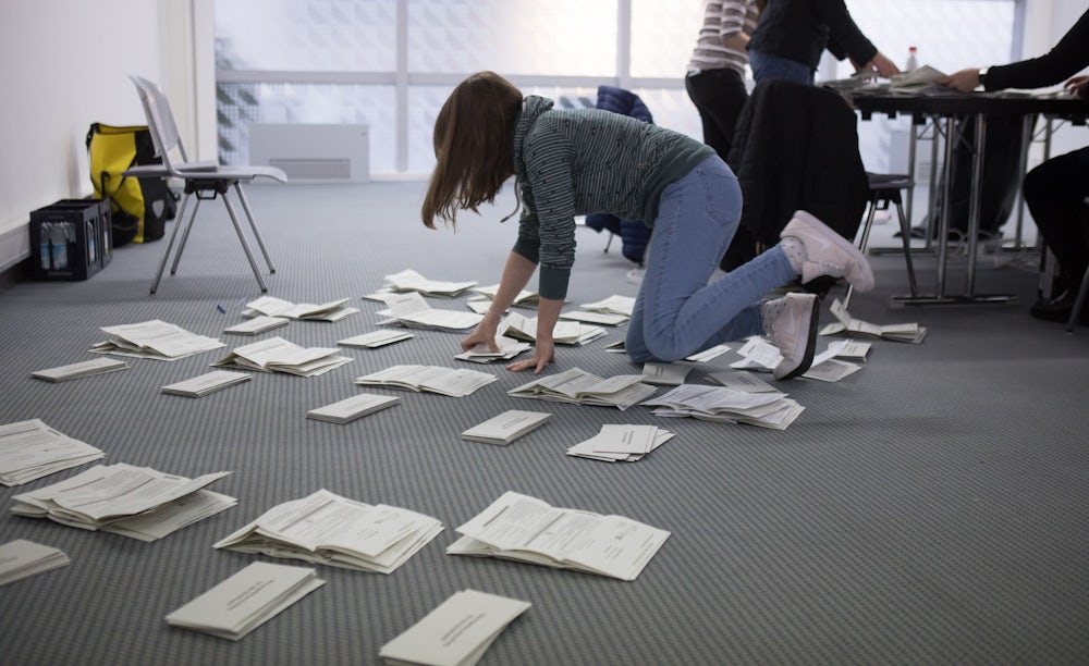 EIne Helferin beim Auszählen der Stimmen für die OB-Stichwahl 2020.