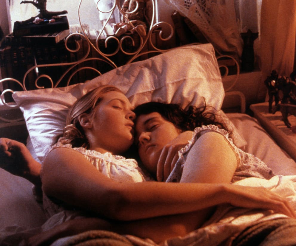 Kate Winslet (l.) und Kollegin Melanie Lynskey im Film „Heavenly Creatures“, der 1994 erschien. Bei den Dreharbeiten im Jahr zuvor war Winslet war 18 Jahre alt, Lynskey war 16