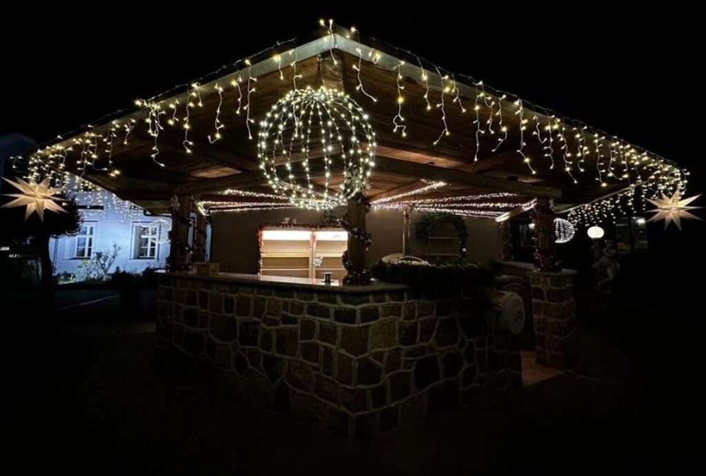 Der Außenpavillon der Keramikscheune wird für den Weihnachtsmarkt auch in diesem Jahr wieder weihnachtlich dekoriert.