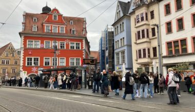Voller Bahnsteig: Fahrgäste warten auf dem Marktplatz auf die nächste Bahn nach Halle-Neustadt.