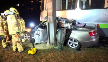 Unfall: Auto in Hannover zwischen Bahn und Mast eingeklemmt, mehrere Verletzte. | Regional