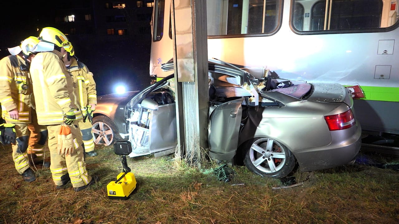 Unfall: Auto in Hannover zwischen Bahn und Mast eingeklemmt, mehrere Verletzte. | Regional