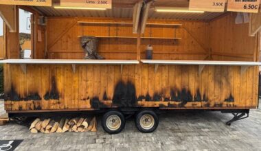 Bürgermeister spricht von Anschlag: Brandstifter zünden Weihnachtsmarkt an | Regional