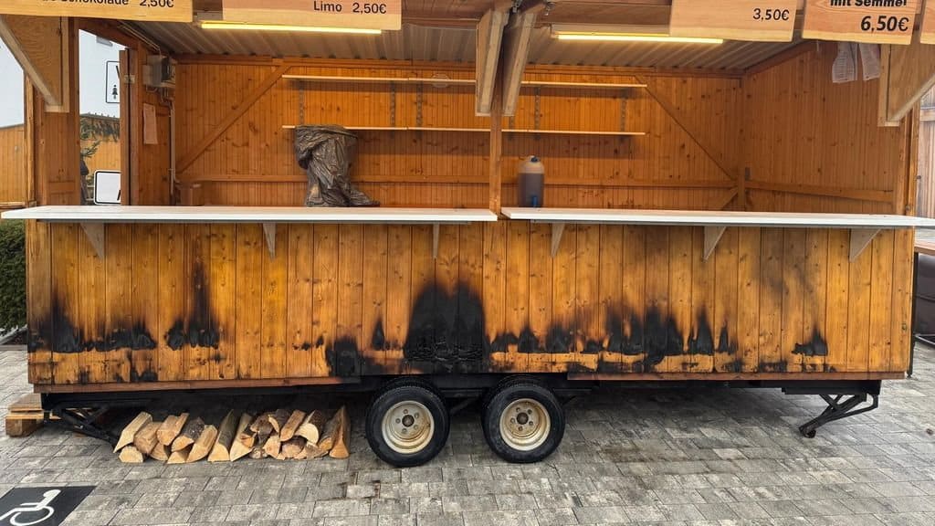 Bürgermeister spricht von Anschlag: Brandstifter zünden Weihnachtsmarkt an | Regional