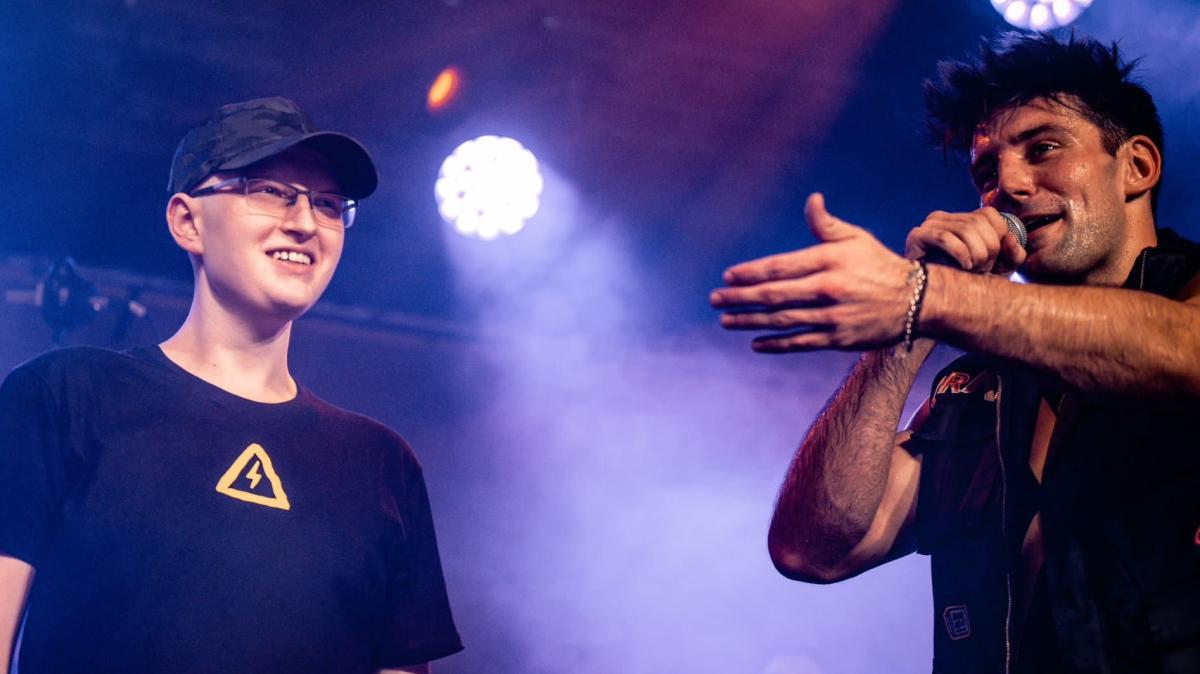 Musik von Alexander Eder hilft Teenager durch die Behandlung