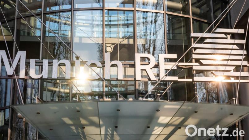 Schon im kommenden Jahr will der Rückversicherer 200 Millionen Euro einsparen. (Archivbild) Bild: Peter Kneffel/dpa