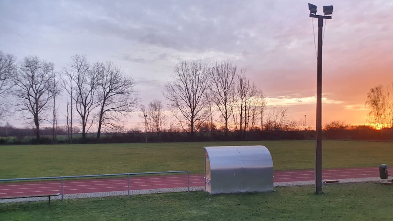Wegen Luxus-Sportplatz: Über 100 Jahre alter Fußballverein insolvent | Regional