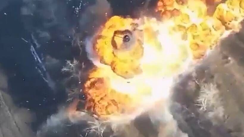 Ein Angriff ukrainscher Drohnen auf einen Panzer. Jetzt kommt ihnen KI zuhilfe. (Archivbild) Ein Angriff ukrainscher Drohnen auf einen Panzer. Jetzt kommt ihnen KI zuhilfe. (Archivbild)