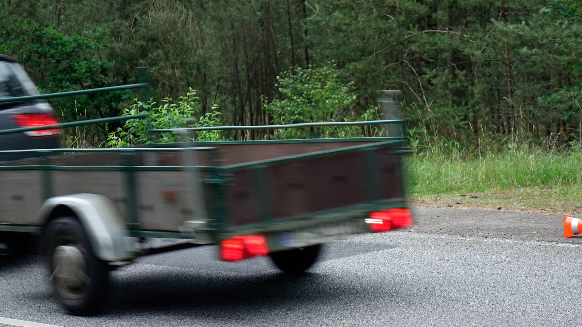 Ein Auto mit einem Anhänger (Archivbild): In Dresden sind bei einer Fahrt mehrere Fahrzeuge angefahren woden.
