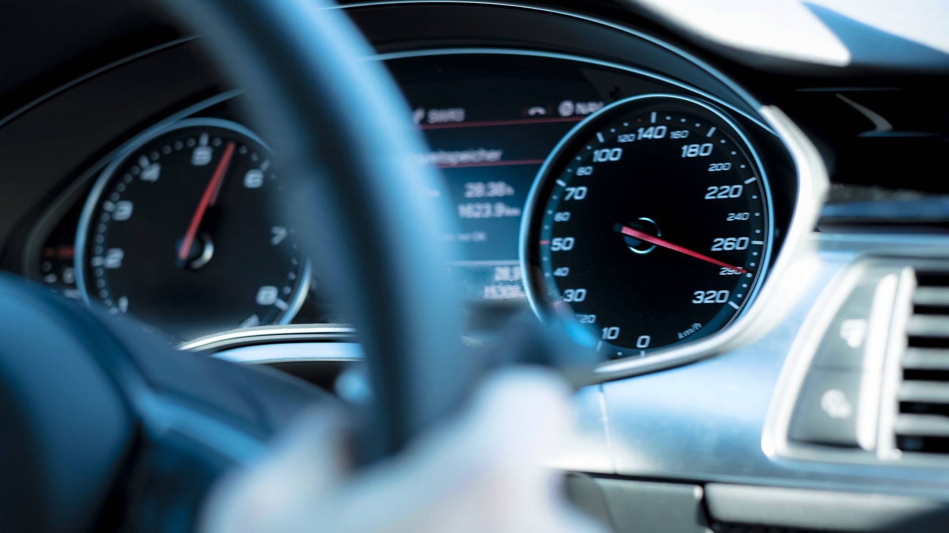 Ein Autofahrer beschleunigt sein Fahrzeug auf über 200 Kilometer pro Stunde (Archivbild):