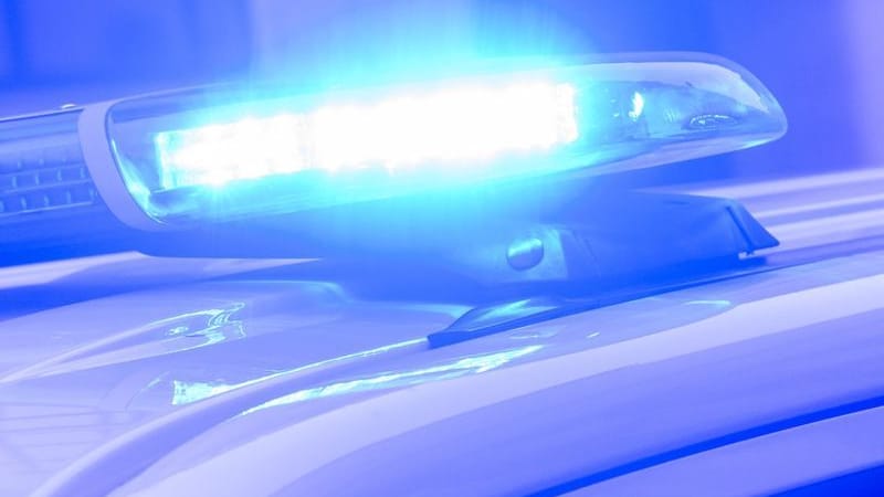 Ein Blaulicht leuchtet auf einem Einsatzfahrzeug der Polizei (Symbolbild): In Düsseldorf kam es am frühen Morgen zu einer Explosion.