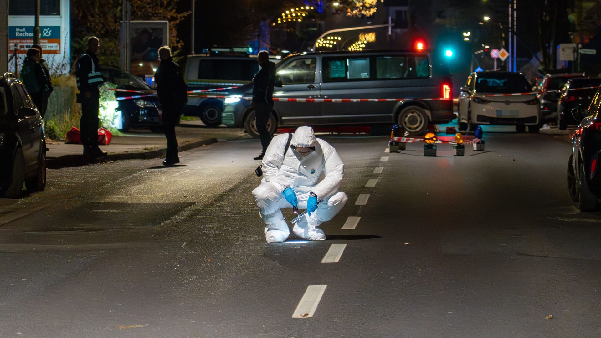 Ein Ermittler sichert Spuren am Tatort: Nach dem Tod eines Hamburgers in Seevetal äußerte die Polizei einen ersten Verdacht. Ein Ermittler sichert Spuren am Tatort: Nach dem Tod eines Hamburgers in Seevetal äußerte die Polizei einen ersten Verdacht.