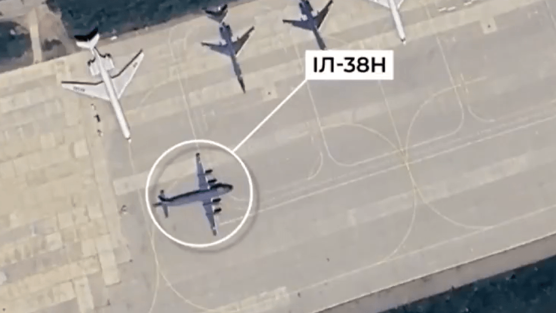 Ein Foto des ukrainischen Geheimdienstes: Es soll die russische Maschine vor dem Angriff zeigen.