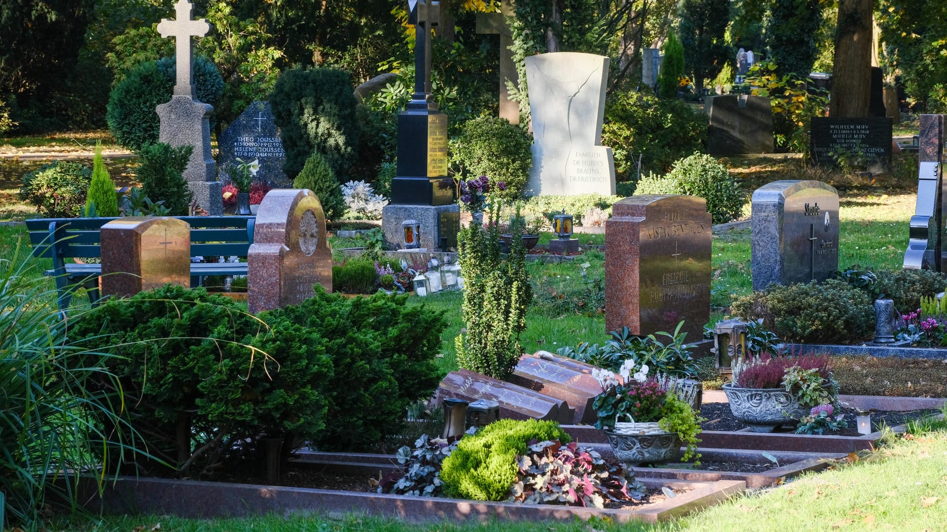 Ein Friedhof in Düsseldorf (Archivbild): Insgesamt 24 Gräber sind in der Silvesternacht zerstört worden.