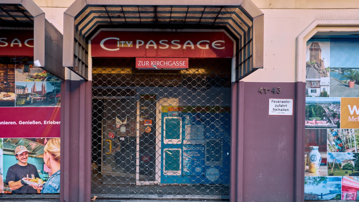 Ein Leerstand, der noch Jahre währt: Ob die marode Citypassage in Wiesbaden jemals den Mauritiushöfen weichen wird, ist ungewisser denn je.