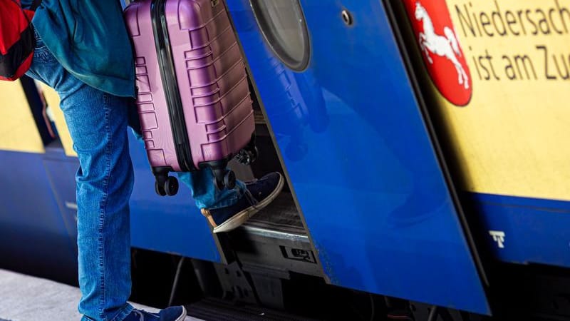 Ein Mann betritt im Hauptbahnhof Hannover mit einem Koffer eine Regionalbahn: Ab 14. Dezember gilt ein neuer Fahrplan. Ein Mann betritt im Hauptbahnhof Hannover mit einem Koffer eine Regionalbahn: Ab 14. Dezember gilt ein neuer Fahrplan.