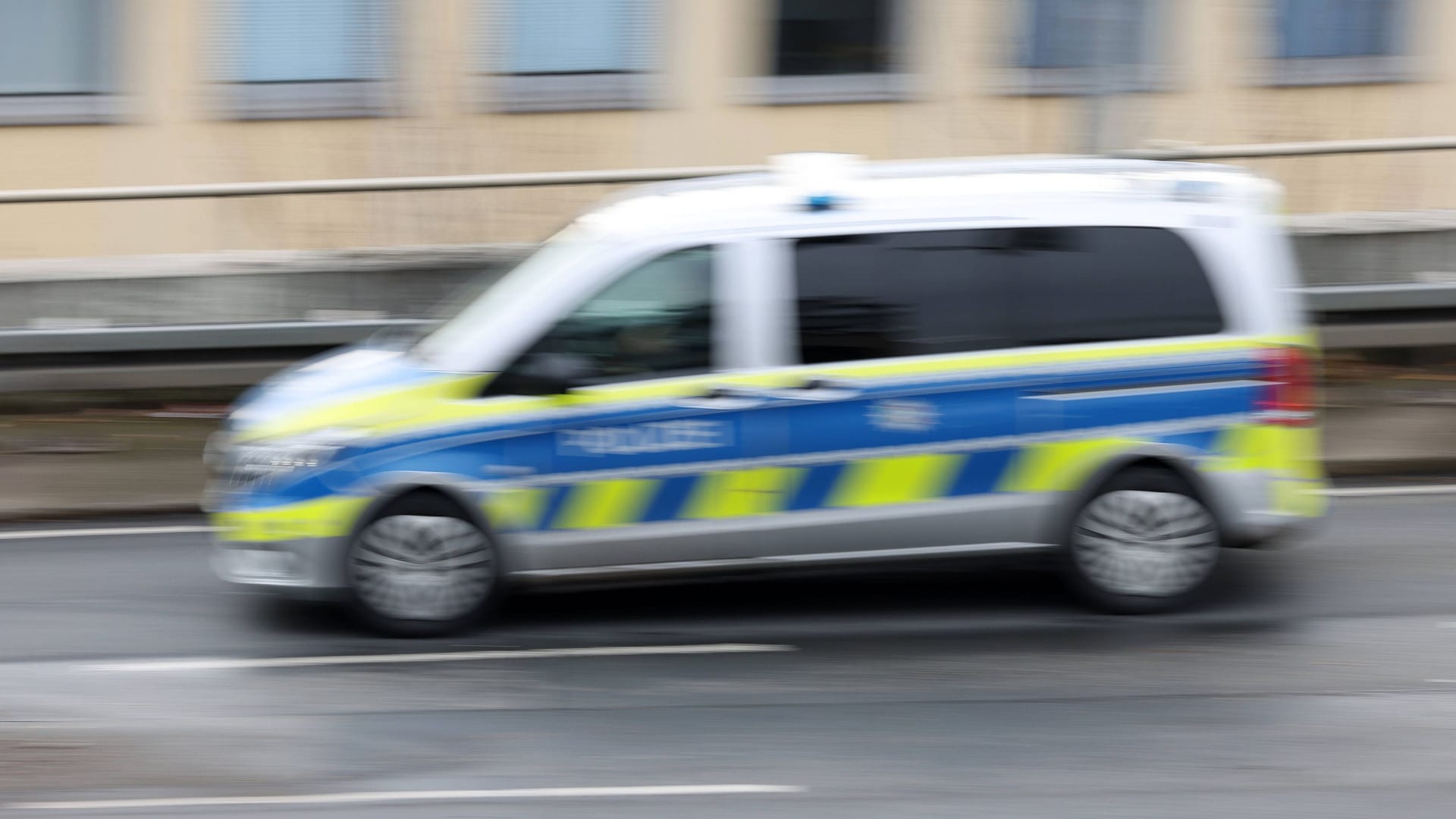 Ein Polizeiauto im Einsatz (Symbolbild): Eine Verkehrskontrolle entwickelte sich zu einer Verfolgungsjagd. Ein Polizeiauto im Einsatz (Symbolbild): Eine Verkehrskontrolle entwickelte sich zu einer Verfolgungsjagd.