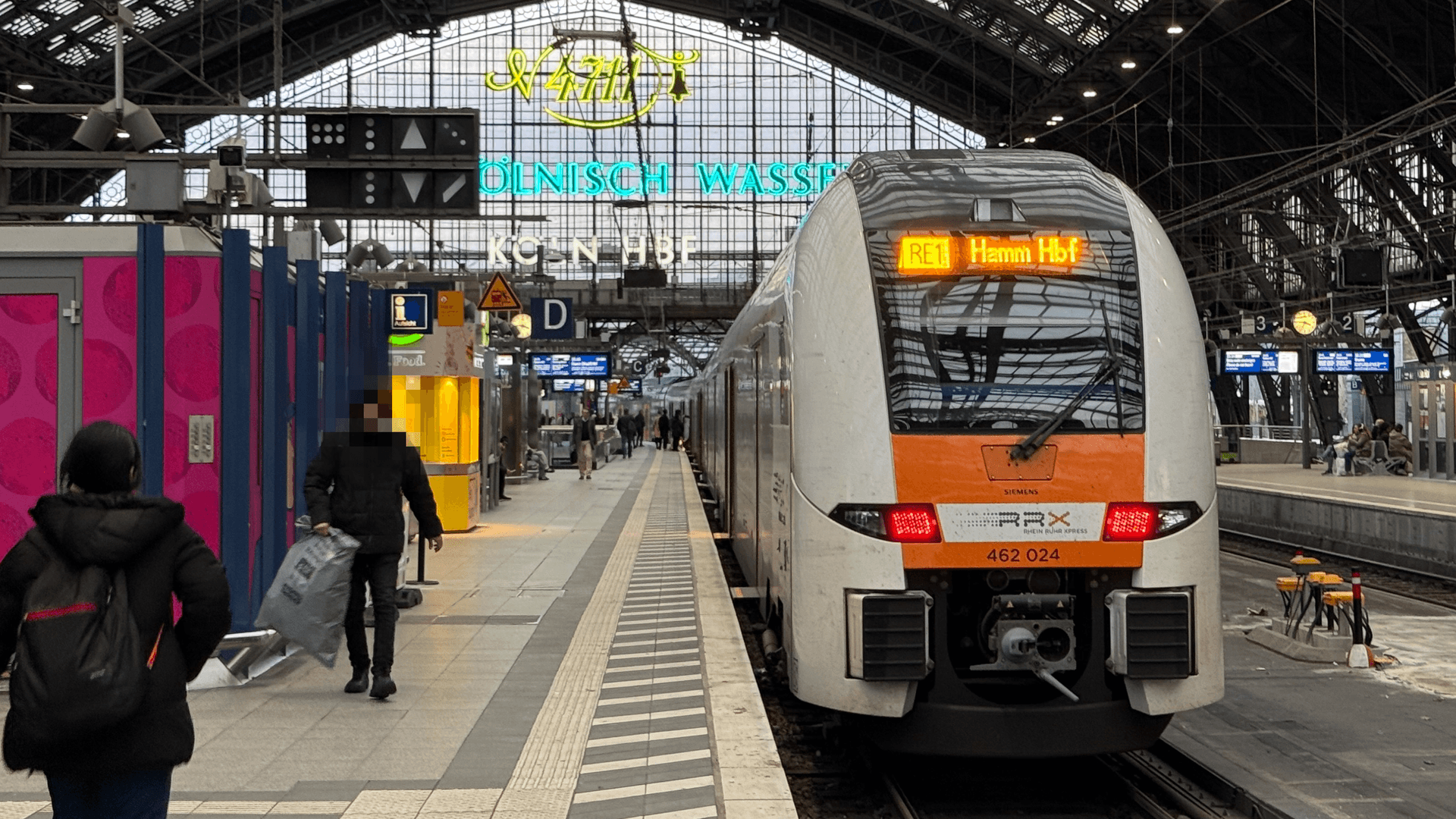 Ein Regionalzug am Kölner Hauptbahnhof: Erst im November musste der Bahnhof für zehn Tage nahezu komplett gesperrt werden.