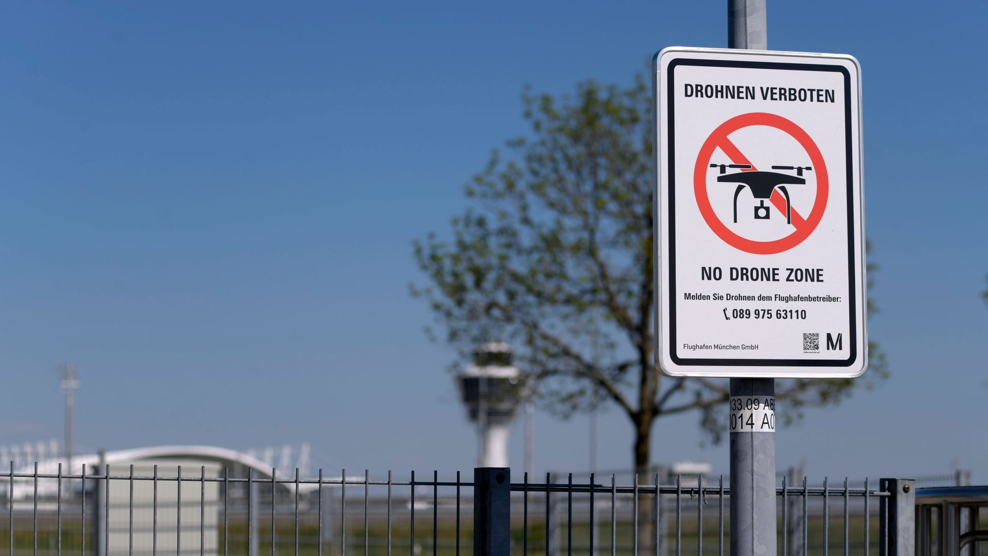 Ein Schild weist auf ein Drohnenverbot am Münchner Flughafen hin (Archivbild): Ein Schild weist auf ein Drohnenverbot am Münchner Flughafen hin (Archivbild):