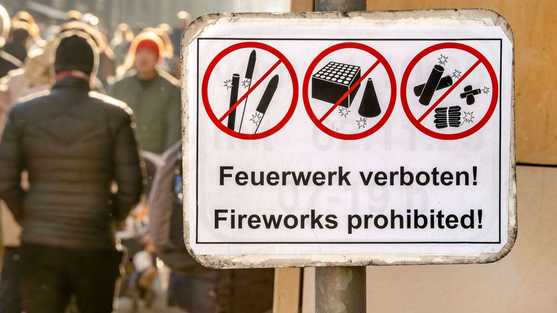Ein Schild weist auf eine zu Silvester in München eingerichtete Böllerverbotszone hin (Archivbild): Erstmals darf auch rund um den Zoo kein Feuerwerk gezündet werden.