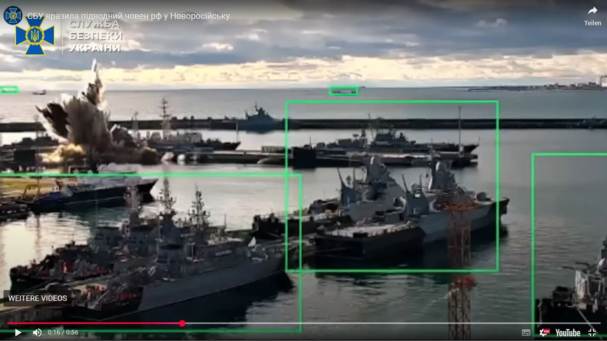 Ein Screenshot eines vom ukrainischen Inlandsgeheimdienst geteilten Videos, das den Angriff im Schwarzmeerhafen Noworossijsk zeigen soll.