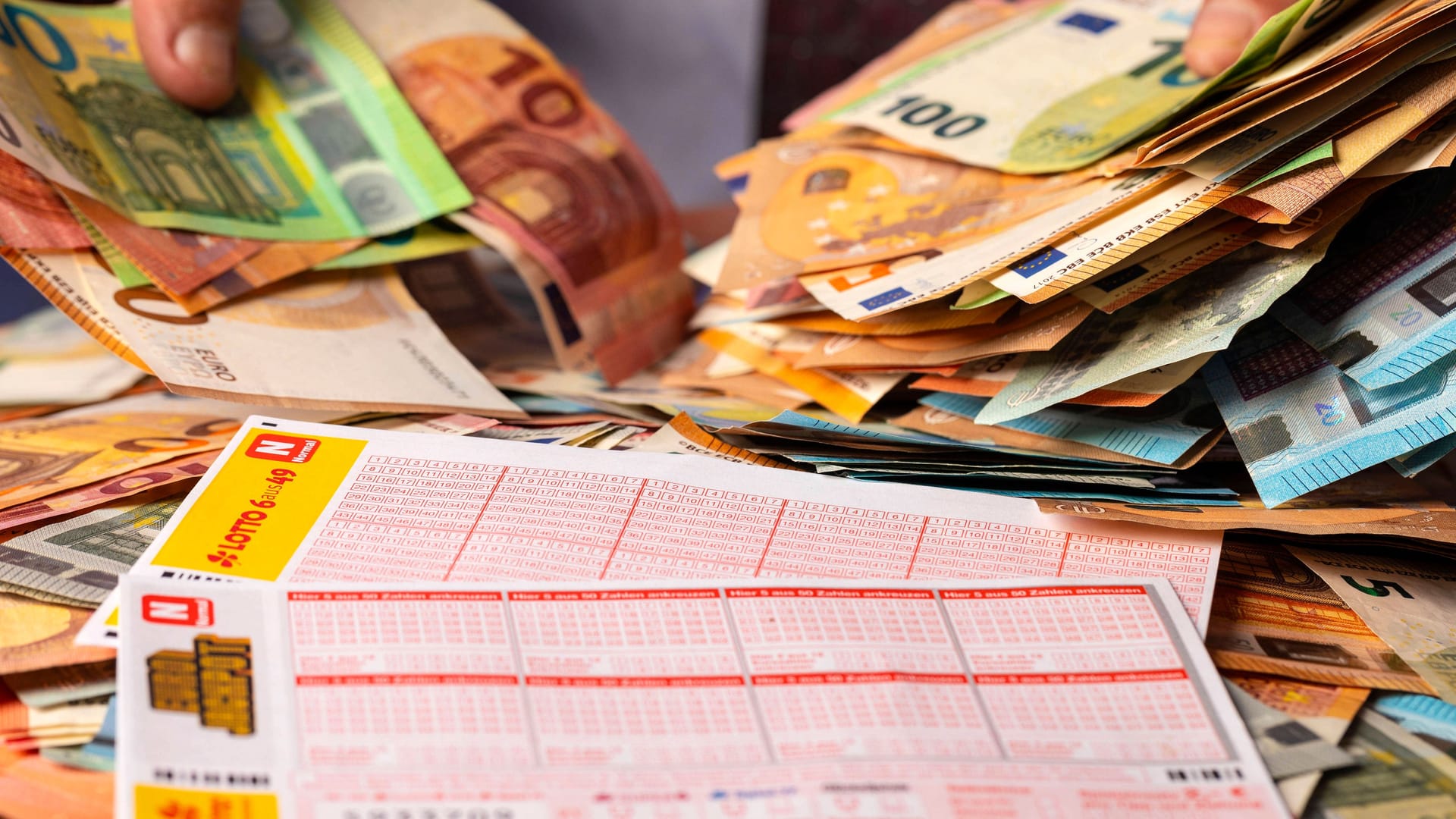 Ein Spielschein für Eurojackpot wird ausgefüllt (Archivbild): Ein Spieler aus NRW kann sich über rund 670.000 Euro freuen.