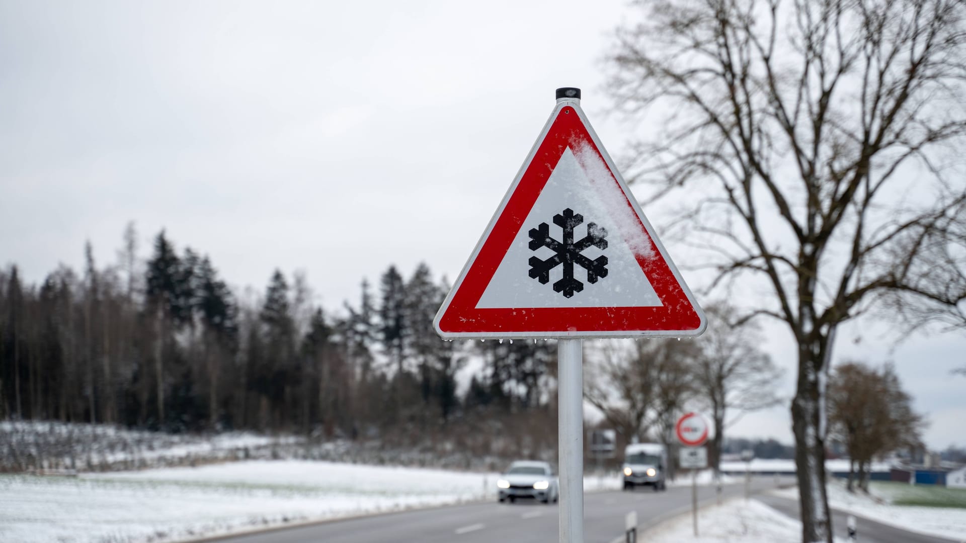 Ein Verkehrsschild warnt vor glatten Straßen (Symbolbild): In Aachen und Nordrhein-Westfalen drohen in den nächsten Tagen Nebel, Frost und Glätte. Auch an Weihnachten könnte es eisig werden.