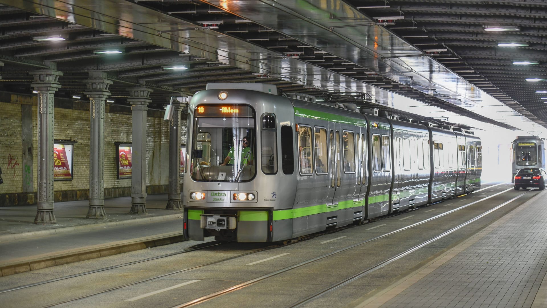 Eine Bahn der Üstra fährt durch den Tunnel Lister Meile (Archivbild): Bis Januar ist die Unterführung in Richtung Innenstadt gesperrt. Eine Bahn der Üstra fährt durch den Tunnel Lister Meile (Archivbild): Bis Januar ist die Unterführung in Richtung Innenstadt gesperrt.