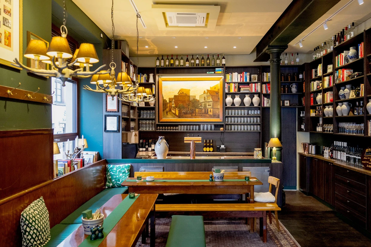 Eine Gaststube wie ein zweites Wohnzimmer, nicht umsonst trägt das Frankfurter Traditionslokal „Zu den drei Steubern“ jetzt den Beinamen „Daheim“.