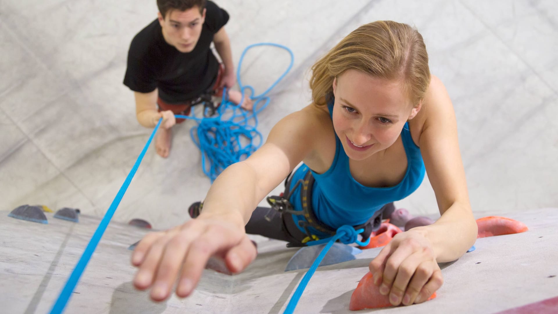 Eine junge Frau beim Klettern (Archivbild): Selbst bei schlechtem Wetter bietet die Landeshaupstadt viel Abwechslung. Eine junge Frau beim Klettern (Archivbild): Selbst bei schlechtem Wetter bietet die Landeshaupstadt viel Abwechslung.